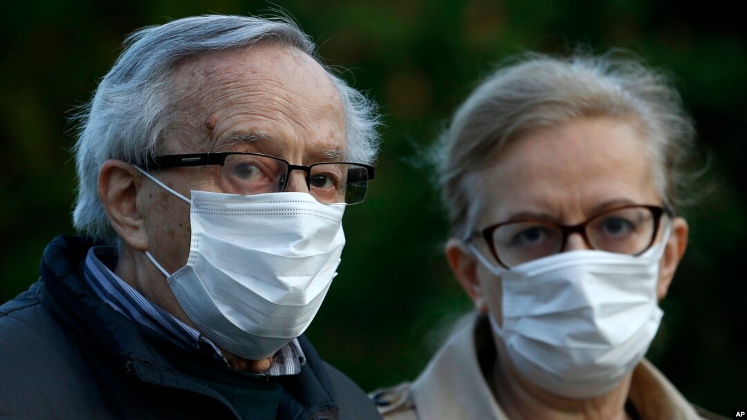 Penzioneri sa zaštitnim maskama u dozvoljenoj šetnji tokom trajanja zabrane kretanja za ostale kategorije stanovništva, u sklopu borbe protiv širenja zaraze koronavirusom, u Beogradu, Srbija, 24. aprila 2020. (AP Photo/Darko Vojinović)
