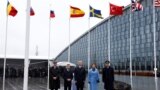 Премьер-министр Швеции Ульф Кристерссон (второй слева), генеральный секретарь НАТО Йенс Столтенберг (в центре) и наследная принцесса Швеции Виктория. Штаб-квартира НАТО, Брюссель. 11 марта 2024 г. 