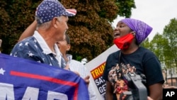 Pendukung Presiden Donald Trump dan pendukung Black Lives Matters bentrok di luar Pengadilan Negeri Kenosha, Senin, 1 September 2020. (Foto: AP/Morry Gash)