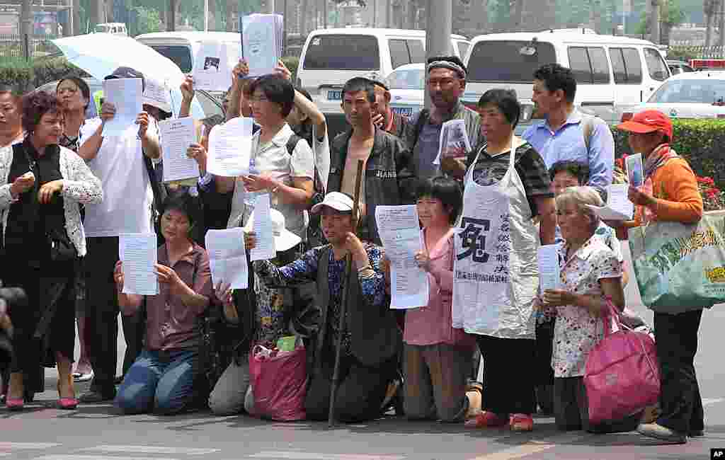 2009年5月25日在北京南站附近喊冤的上访人员