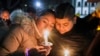 ARCHIVO - Personas sostienen velas durante una vigilia con velas el 17 de diciembre de 2024, afuera del Capitolio de Wisconsin en Madison, Wisconsin, luego de un tiroteo en la Escuela Cristiana Abundant Life. 