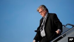 Steve Bannon, ancien stratège de la Maison Blanche descend d'Air Force One à la base aérienne d'Andrews, le dimanche 9 avril 2017.