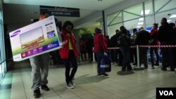 Redovi ispred prodavnice u Arlingtonu, Virdžiniji 