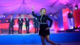 این خانم در حال رقص، سخنگوی سرگئی لاوروف، وزیر خارجه روسیه است. او یکی از خواننده های معروف موسیقی محلی در روسیه است.