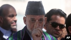 Presiden Afghanistan Hamid Karzai berbicara kepada media usai shalat Idul Fitri di istana Presiden di Kabul, Senin (28/7).