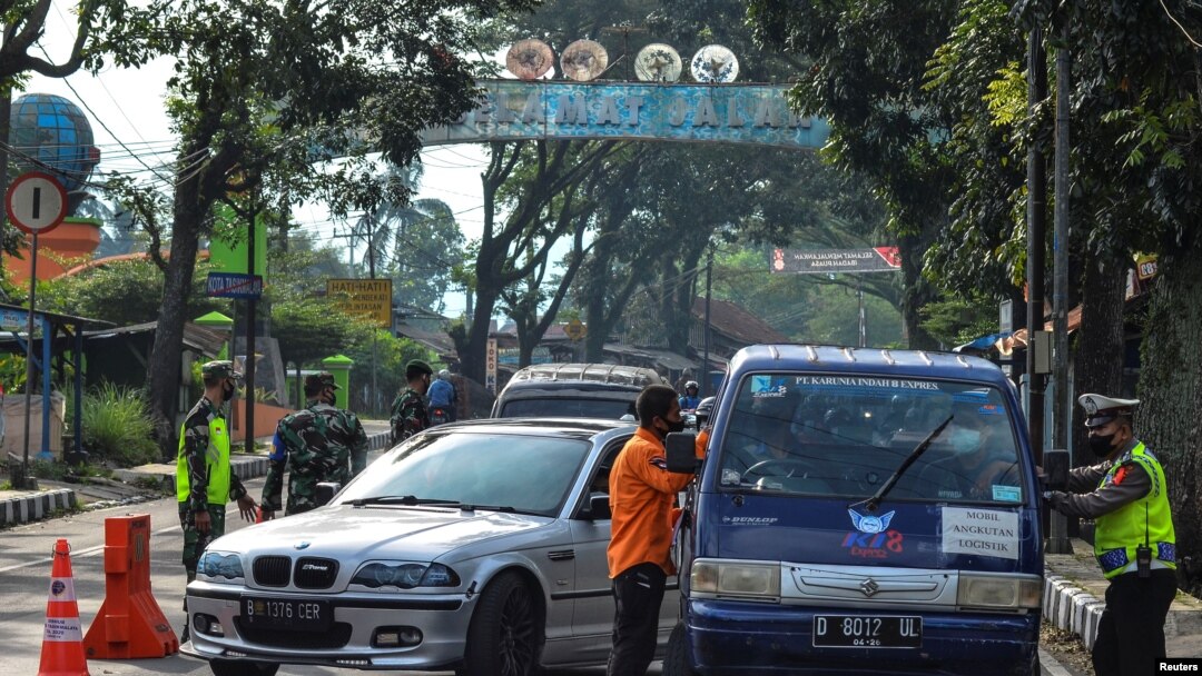 Ilustrasi: Petugas memeriksa mobil di pos pemeriksaan di Tasikmalaya, Provinsi Jawa Barat, pada hari pertama larangan mudik menjelang lebaran di tengah pandemi COVID-19, 6 Mei 2021. (Antara Foto / Adeng Bustomi / via Reuters.)