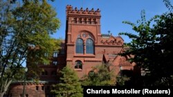 Gedung Fisher Fine Arts di kampus University of Pennsylvania di Philadelphia, Pennsylvania, AS, 25 September 2017. (Foto: REUTERS/Charles Mostoller)