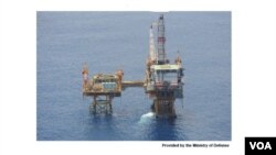 中国在东海“日中中间线”附近建造的16座油气田钻井平台(图片由日本外务省提供)