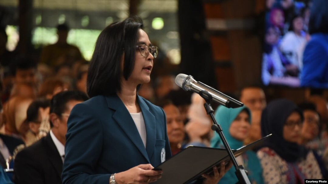 Rektor ITB 2015-2020 Reini Wirahadikusumah membacakan sumpah jabatan di Bandung, Senin, 20 Januari 2020 pagi. (Courtesy: Pemprov Jabar)