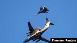 Una aeronave Beriev A-50 y un Sukhoi Su-27, ambos de la Fuerza Aérea rusa, sobrevuelan la ciudad de Kaliningrado.