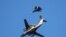 Una aeronave Beriev A-50 y un Sukhoi Su-27, ambos de la Fuerza Aérea rusa, sobrevuelan la ciudad de Kaliningrado.