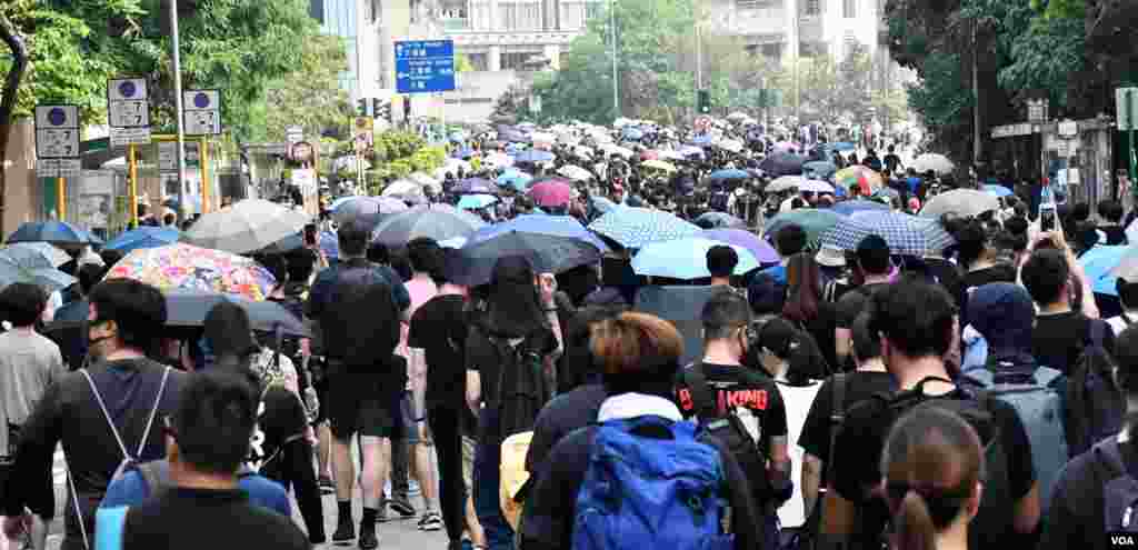 大批市民自發8月10日在大埔上街表達反送中訴求。(美國之音 湯惠芸拍攝)