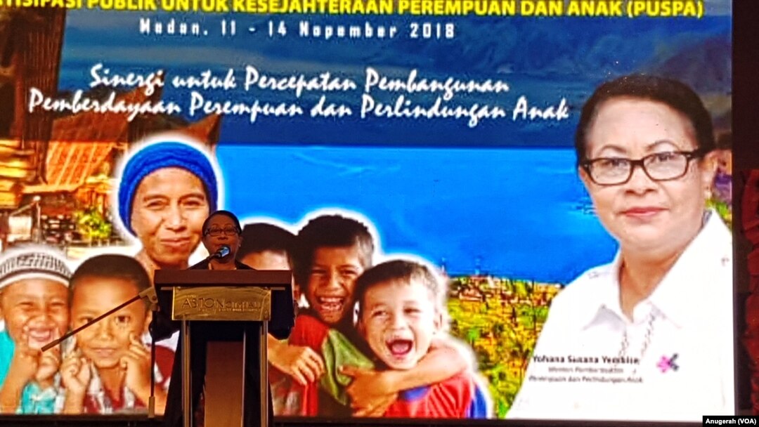 Menteri PPPA, Yohana Yembise, aalam acara Temu Nasional Forum Partisipasi Publik untuk Kesejahteraan Perempuan dan Anak (PUSPA) di Medan, Senin, 12 November 2018. (Foto: VOA/Anugerah)