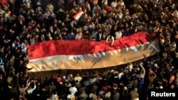 Los manifestantes se reúnen en la plaza Tahrir en El Cairo el 23 de noviembre de 2012, en uno de los momentos definitorios y más emblemáticos de la Primavera Árabe que comenzó en 2010.