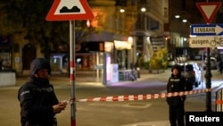 La policía austríaca vigilaba las calles de Viena luego de los disparos de al menos un atacante terrorista.