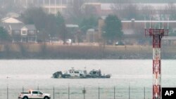 Continúa la búsqueda alrededor del lugar de los restos de una colisión en el aire entre un avión de American Airlines y un helicóptero del ejército, en el río Potomac, cerca del Aeropuerto Ronald Reagan de Washington, el 31 de enero de 2025, en Arlington, Virginia.