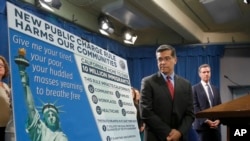 California Attorney General Xavier Becerra, left, outlines the supposed effects on immigrants under the Trump administration's new rules blocking green cards for many of those who receive government assistance, in Sacramento, Calif., Aug. 16, 2019. 