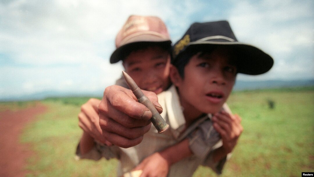 Dua anak Vietnam dalam foto tertanggal 15 Mei 1996 ini, memperlihatkan peluru yang mereka temukan di wilayah Khe Sanh, di lokasi dimana pernah terjadi pertempuran hebat selama perang Vietnam (Foto: dok). Dua anak di propinsi Dak Nong, Vietnam Tengah dilaporkan tewas dan enam lainnya terluka saat bermain-main dengan mortir yang mereka temukan saat hendak berangkat sekolah, Rabu (17/4).