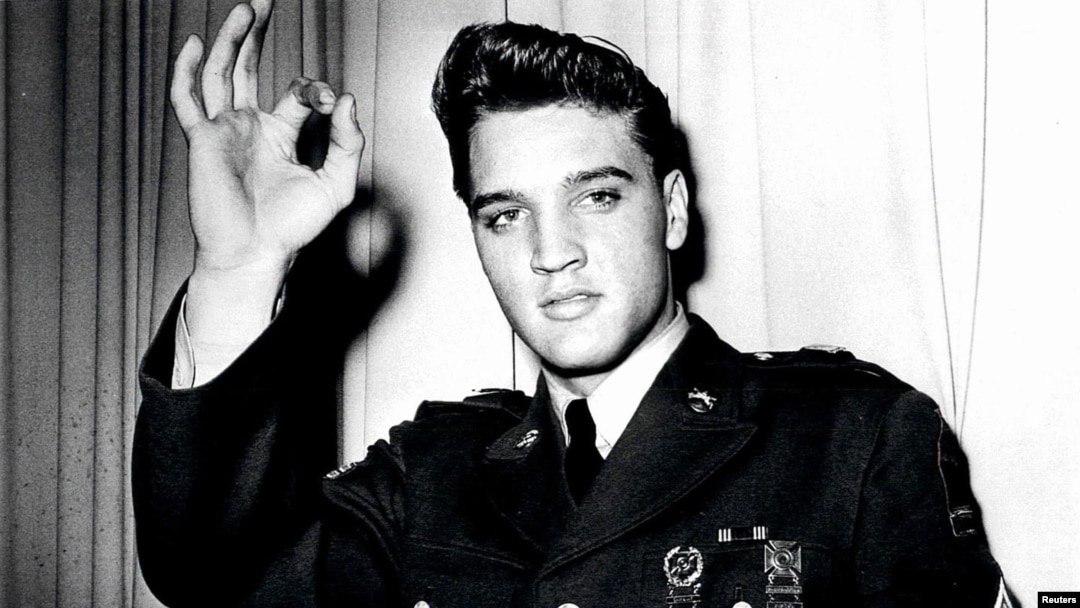 Penyanyi Elvis Presley difoto pada tahun 1958 mengenakan seragam Angkatan Darat AS. Elvis meninggal dunia 35 tahun lalu.