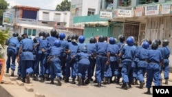 Des policiers burundais pourchassent des manifestants qui protestent contre un 3e mandat du président Pierre Nkurunziza, vendredi 17 avril 2015.