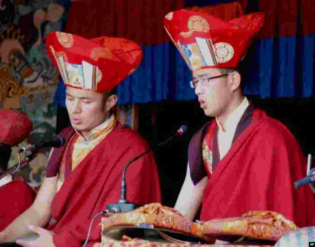 在蓮師大會誦經的喇嘛