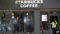 A loja Starbucks em Clapham (Londres) foi alvo de pilhagens