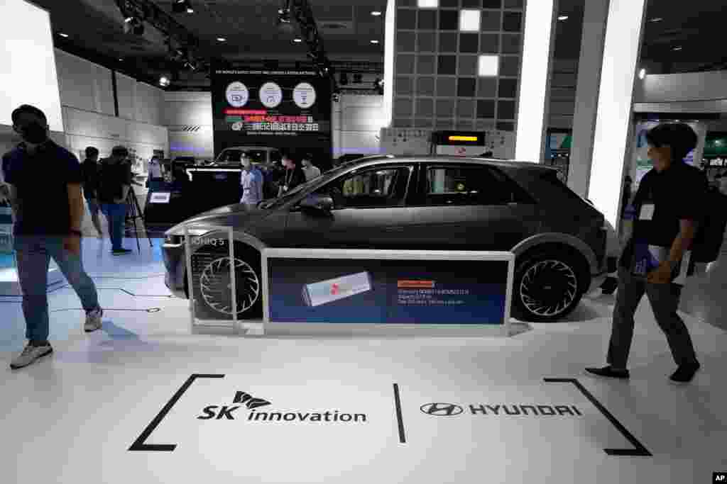 نمایش یک ماشین الکتریک ساخت شرکت هیوندای، در یک نمایشگاه باتری‌های برتر در سئول، کره جنوبی