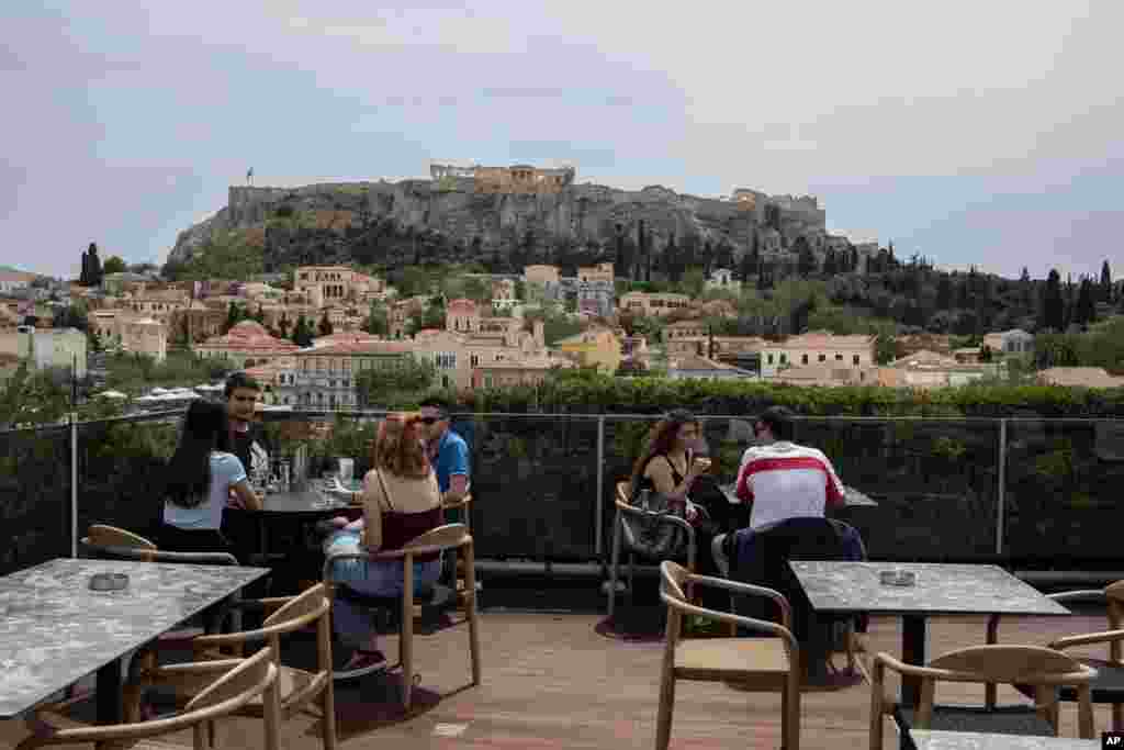 باز شدن کافه و رستوران‌ها پس از قریب به شش ماه در آتن، یونان