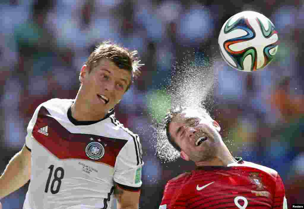 Germany&#39;s Toni Kroos (L) and Portugal&#39;s Joao Moutinho fight for the ball during their 2014 World Cup Group G soccer match at the Fonte Nova arena in Salvador, Brazil, June 16, 2014.