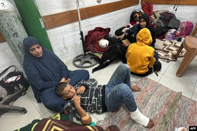 FILE - Perempuan dan anak-anak menunggu perawatan medis saat mereka duduk di lantai bangsal trauma di Rumah Sakit Kamal Adwan di Beit Lahia, Jalur Gaza utara, 24 Oktober 2024. (AFP)