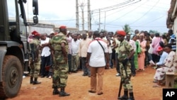 Des soldats maintiennent l'ordre devant un bureau de vote à Libreville, Gabon. (Archives). 