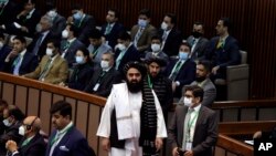 Pelaksana tugas Menteri Luar Negeri Afghanistan Amir Khan Muttaqi (tengah) tiba di konferensi darurat yang diadakan oleh Organisasi Kerjasama Negara-negara Islam (OIC) di Islamabad, Pakistan, pada 19 Desember 2021. (Foto: AP/Rahmat Gul)