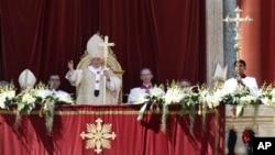 Paus Benediktus XVI memberkati umat di St.Peter's Square, Vatikan. Vatikan mengklaim biarawati Amerika tidak cukup keras menentang aborsi dan pernikahan sesama jenis. 