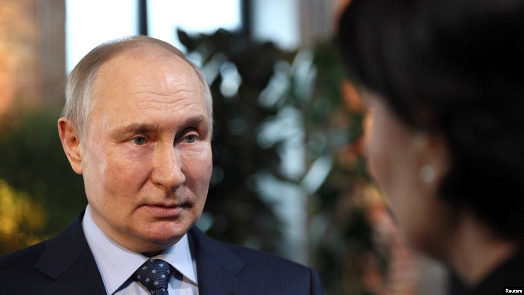 Ruski predsednik Vladimir Putin tokom posete izložbi u Moskvi, 30. maja 2023. Foto: Rojters/Sputnik/Gavril Grigorov