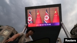 2026년 6월 중국 베이징의 한 쇼핑가에서 북한과 중국 관련 뉴스 영상이 방송되고 있다. (자료사진)