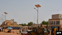 Un véhicule militaire de l'armée française appartenant à un convoi de troupes françaises traverse le quartier du Lazaret à Niamey le 10 octobre 2023.