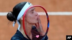 La ucraniana Anhelina Kalinina celebra después de vencer a la rusa Veronika Kudermetova en la semifinal del Abierto de Italia, el viernes 19 de mayo de 2023, en Roma.