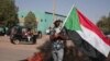 Orang-orang turun ke jalanan di Kota Khartoum, Sudan, memporotes kudeta militer yang terjadi pada Oktober lalu dalam aksi unjuk rasa pada 6 Desember 2021. (Foto: AP/Marwan Ali)