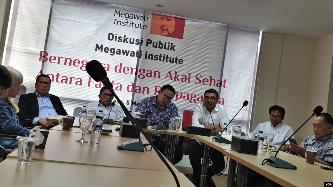 Dosen Filsafat Universitas Indonesia Donny Gahral Adian bersama Fadjroel saat berdiskusi di Megawati Institute. (VOA/Sasmito)
