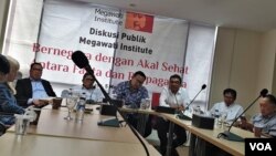 Dosen Filsafat Universitas Indonesia Donny Gahral Adian bersama Fadjroel saat berdiskusi di Megawati Institute. (VOA/Sasmito)