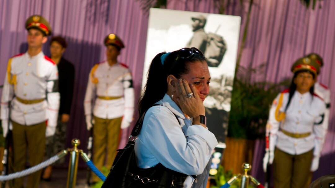 Seorang peziarah mengusap air matanya saat memberikan penghormatan teakhir di hadapan jenazah almarhum Fidel Castro di Revolution Plaza, Havana, Cuba, 28 November 2016 (AP Photo/Ramon Espinosa).