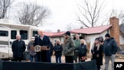 El presidente Donald Trump, la primera dama Melania Trump y Franklin Graham, a la izquierda, se reúnen con propietarios afectados por el huracán Helene en Swannanoa, Carolina del Norte, el viernes 24 de enero de 2025.