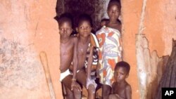 Des enfants du village de Tori Tokoli, au Bénin, le 19 avril 2001.