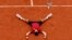 Le Serbe Novak Djokovic, No.1 mondial du tennis masculin, au stade Roland Garros à Paris, le 5 juin 2016. (AP Photo/David Vincent)