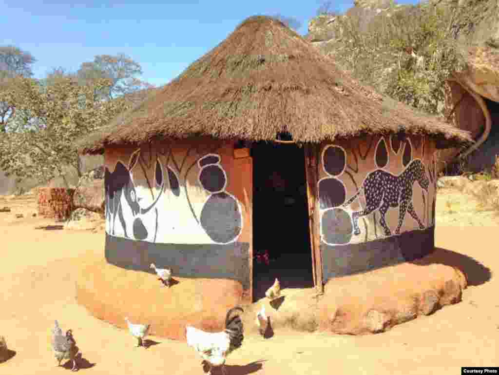 Some of the decorations resembe elephants, balancing rocks, trees, elephats, leopards and other wild animals.