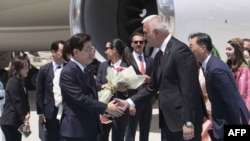 2026년 7월 7일 제36차 나토 정상회의 참석을 위해 튀르키예 앙카라에 도착한 이재명 한국 대통령이 튀르키예 정부 관계자들의 환영을 받고 있다.
