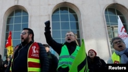 Para pekerja dan perwakilan serikat buruh di Perancis berdemo menentang rencana reformasi pensiun oleh pemerintah Perancis. (Foto: Reuters)