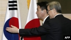 Переговоры в Сеуле: министр иностранных дел Южной Кореи Ким Сун Хван сопровождает главу МИДа Японии Сэйдзи Маэхара.