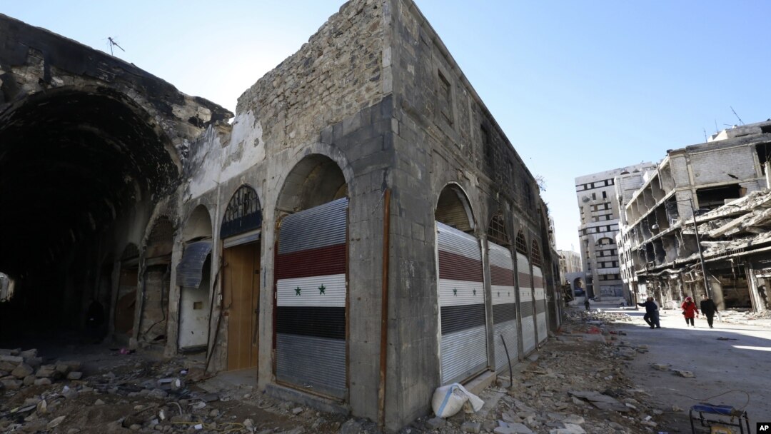 Các cửa hàng bị phá hủy sau những vụ nổ bom ở thành phố Homs, Syria, ngày 8/12/2015.
