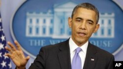 در جريان اعتراض به نيروهای وفادار به بشار اسد، رئيس جمهوری سوريه، در دوما، در شرق ال&zwnj;غوطه دمشق، کودکان با پوشیدن لباس نارنجی با نقش قربانیان دولت اسلامی پلاکاردهايی را در قفس به دست گرفته اند.